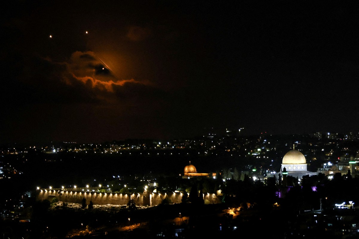 Sistema de defesa aérea de Israel passa em mais um teste ao abater ataque de mísseis do Irã; veja como Domo de Ferro e A Seta funcionam